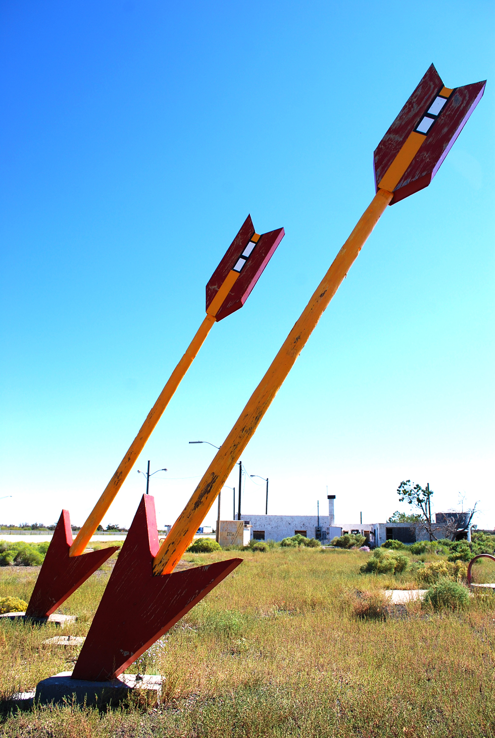 photograph of two giant arrows at Twin Arrows Trading Post
